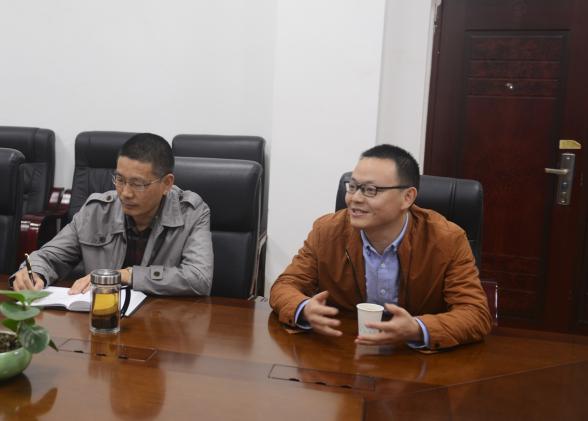 信息中心教師戴榮老師匯報工作