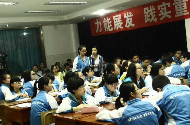 鄧玉老師與學(xué)生互動(dòng)