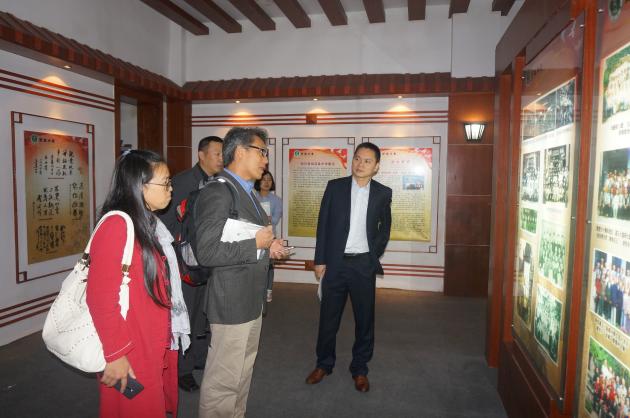 Mr. Viet Ha主任參觀校史館