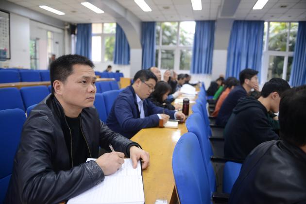 徐校長認真做筆記