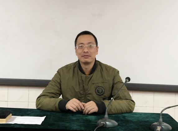 年級組長何健主持會議