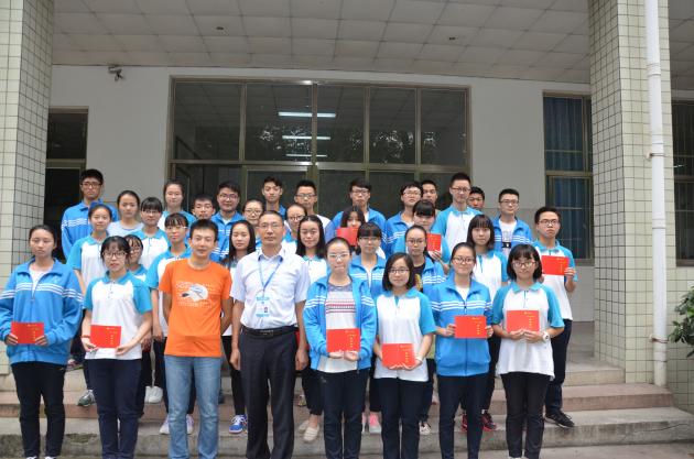 本期學(xué)員和向書記及黨校教師鄭鵬合影