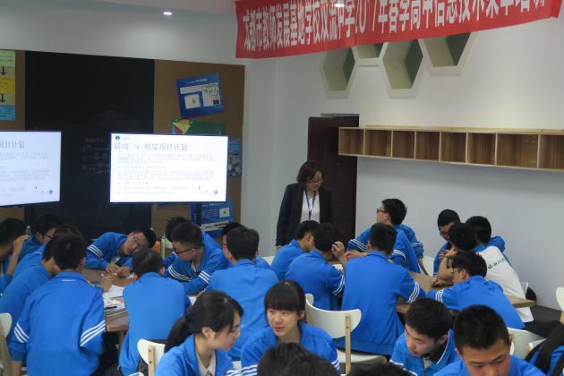 陳覓老師在上STEAM創(chuàng)想實驗課程——紙電路