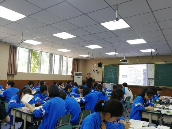 羅江濤老師上課