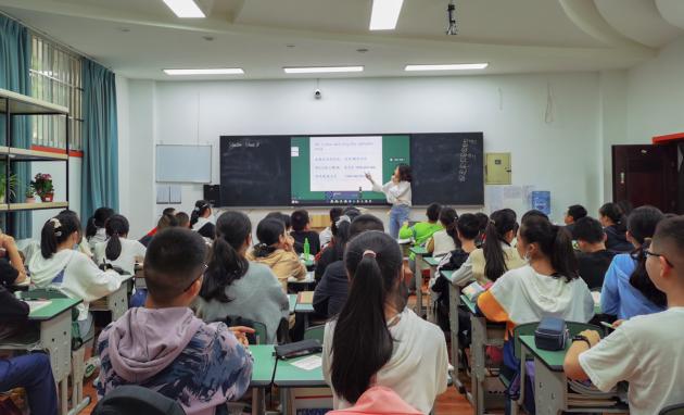 同學(xué)們專(zhuān)心致志上英語(yǔ)課