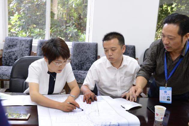 楊區(qū)長查看規(guī)劃圖