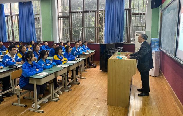 同學(xué)們認(rèn)真傾聽陳家齊先生的講座