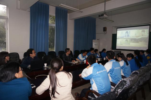 與學(xué)生交流互動1