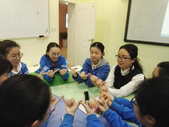 陳麗萍老師帶領(lǐng)小組活動(dòng)
