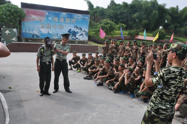 學生體驗消防裝備