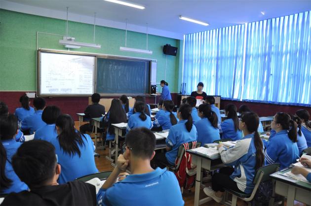 彭世君老師與學(xué)生互動(dòng)