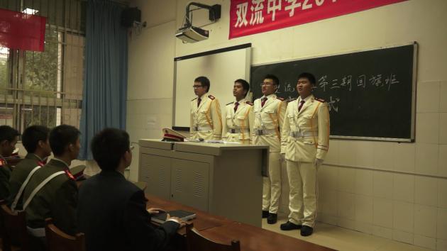 國旗班老隊員交流經(jīng)驗