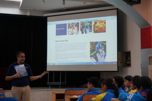 Lewis院長在宣講