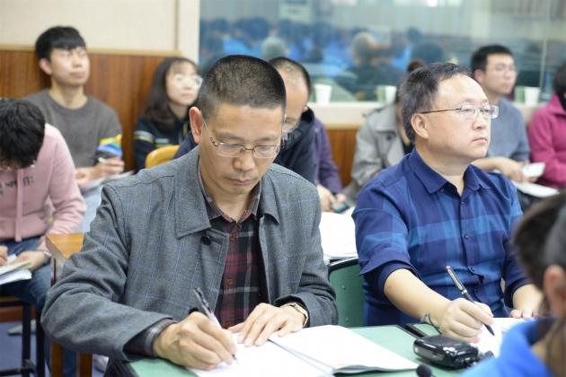 向發(fā)友書記認真筆記