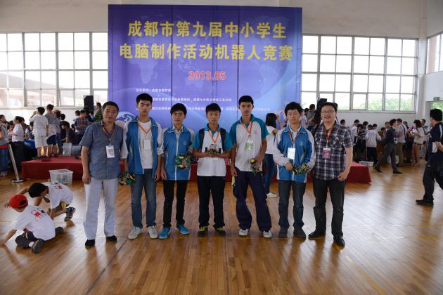 參加成都市中小學(xué)機(jī)器人競賽