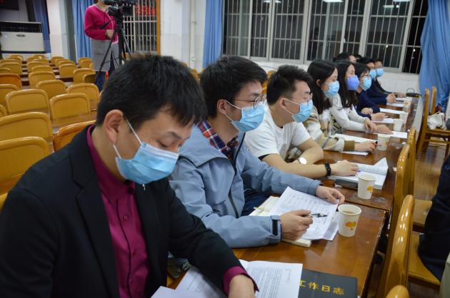 青年黨員教師現(xiàn)場(chǎng)聽報(bào)告