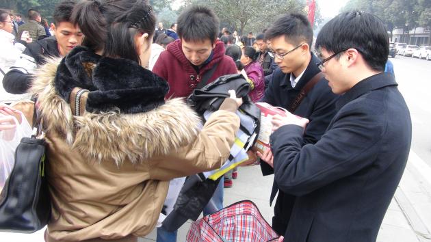 我校師生在捐贈(zèng)現(xiàn)場(chǎng)