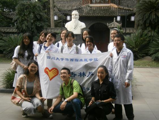 志愿者在雙流中學(xué)鐘樓前合影