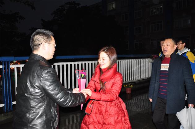 為老師獻(xiàn)花