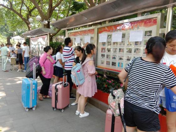 看看我們學(xué)校有哪些優(yōu)秀的老師