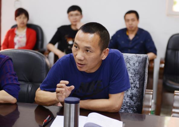 龔長(zhǎng)江組長(zhǎng)介紹高三復(fù)習(xí)工作