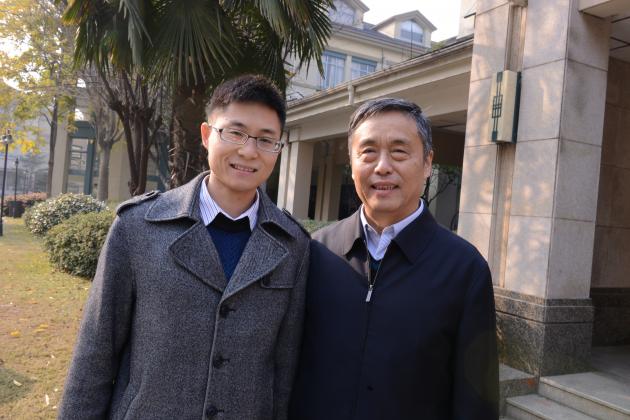 雙流中學(xué)團(tuán)委書(shū)記魏東與中央電化教育館副館長(zhǎng)丁新合影