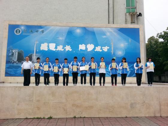 熊校長與獲獎學生合影