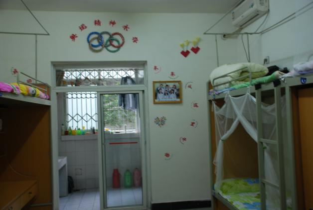 奧運(yùn)精神永存，同學(xué)們團(tuán)結(jié)一致，共同奮斗，友誼永存