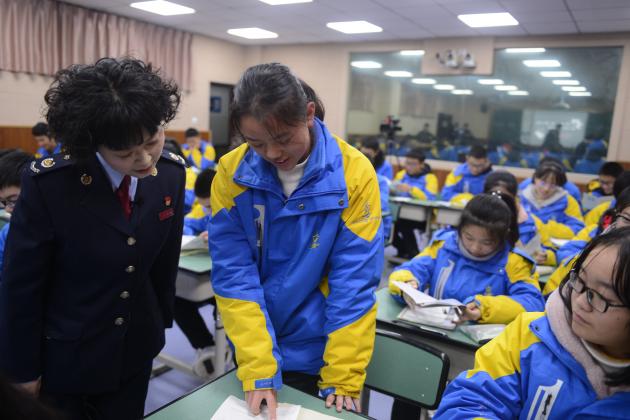 羅琍局長在開講課堂中與學(xué)生互動