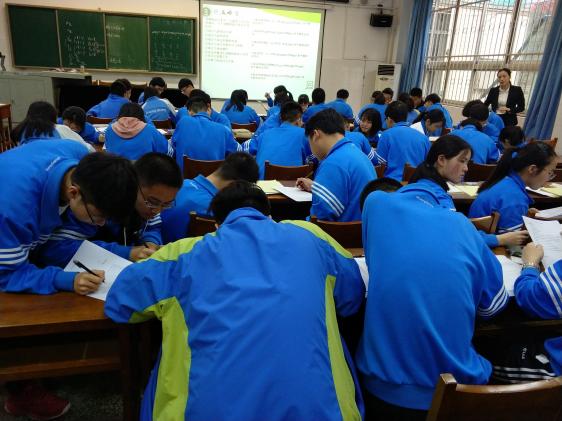 學(xué)生分組討論