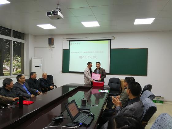 龍校長給馬志遠老師頒發(fā)聘書