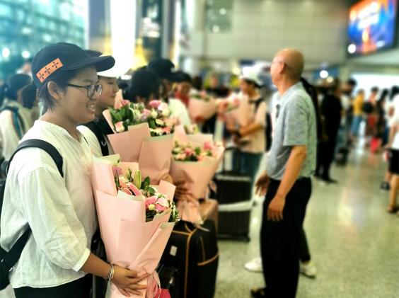 老師們?yōu)橥瑢W們送上鮮花表示歡迎