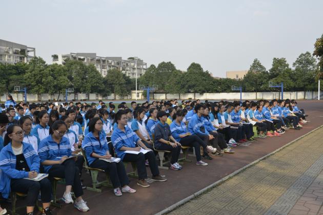 同學(xué)們認(rèn)真聆聽