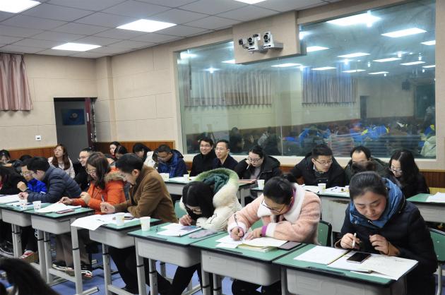 專注的聽(tīng)課教師