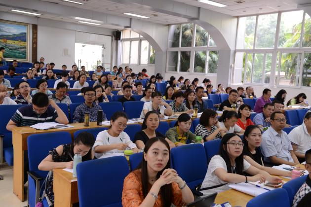 會(huì)議現(xiàn)場(chǎng)教師認(rèn)真學(xué)習(xí)