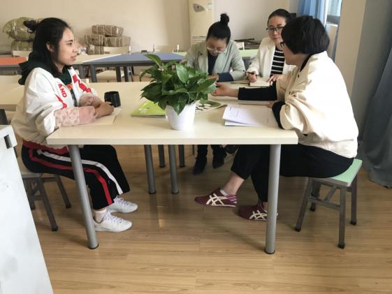 四位老師進(jìn)行討論