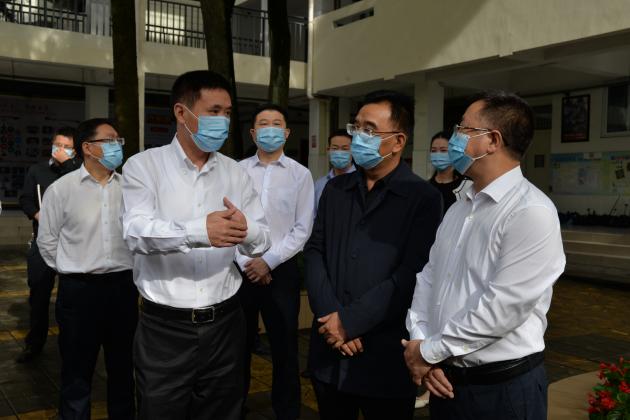 李德龍主席與龍清明校長(zhǎng)進(jìn)行親切交流