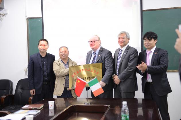 熊校長與保羅副校長共同揭牌