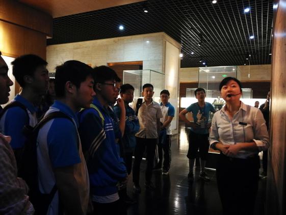 師生認(rèn)真聆聽講解