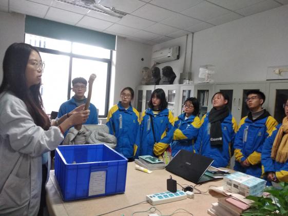 考古實驗室老師為同學(xué)們講解人骨知識