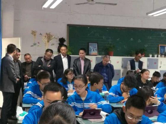 參觀學(xué)生使用平板