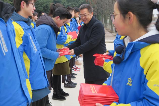 龍校長(zhǎng)為優(yōu)秀學(xué)生頒獎(jiǎng)