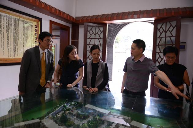 副校長(zhǎng)徐天福陪同參觀雙流中學(xué)校史陳列館