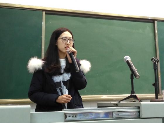 雙流中學(xué)鄧莎莎老師代表參培教師作交流發(fā)言