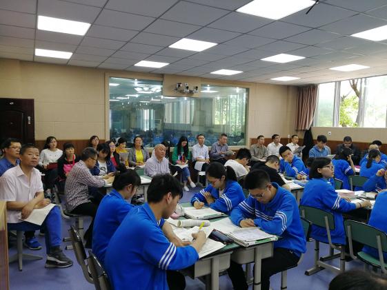 認(rèn)真聽課的師生