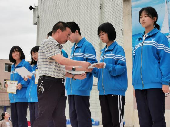 楊主任為獲獎班級頒獎