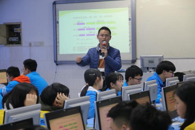 賀其備老師上課