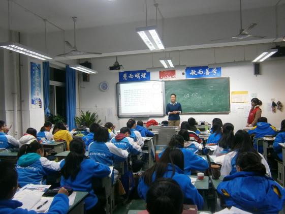 四川大學“杏林風”志愿者服務隊來我校開展知識講座