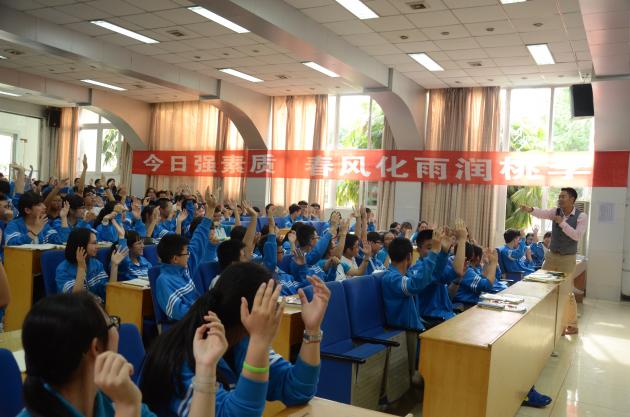 齊特老師與學(xué)生互動