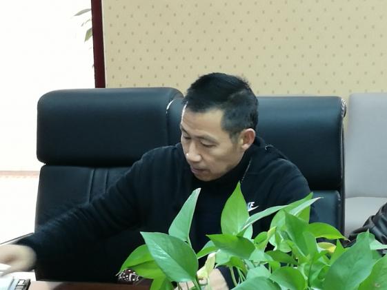 專家組領(lǐng)導(dǎo)查閱相關(guān)資料